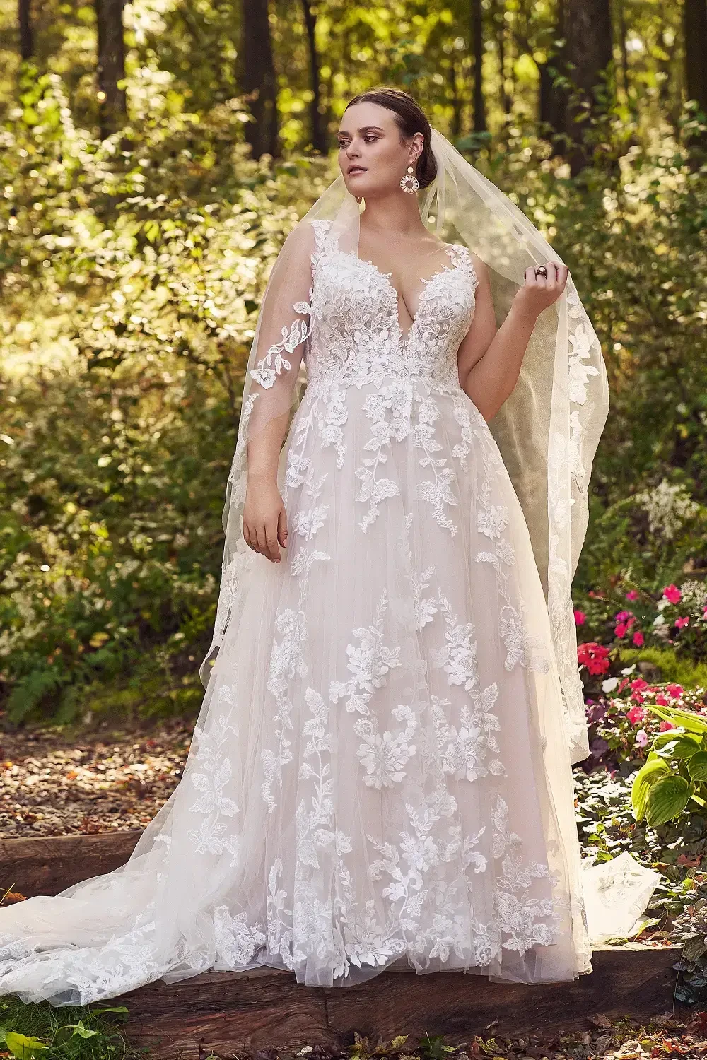 Curating Your Look: How to Choose the Perfect Veil and Jewelry. Desktop Image